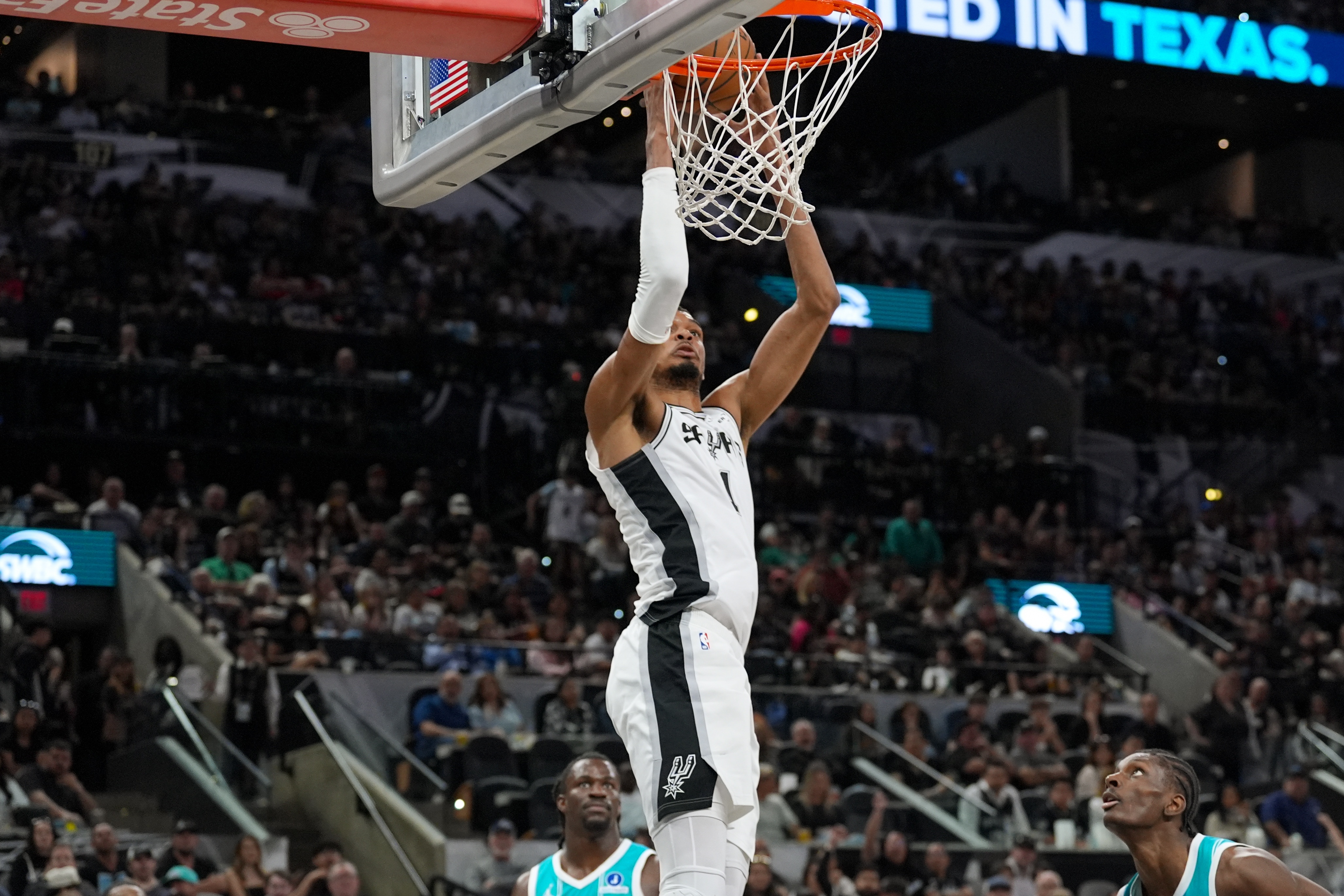 文班亚马统治攻防 马刺二月以来23胜1负