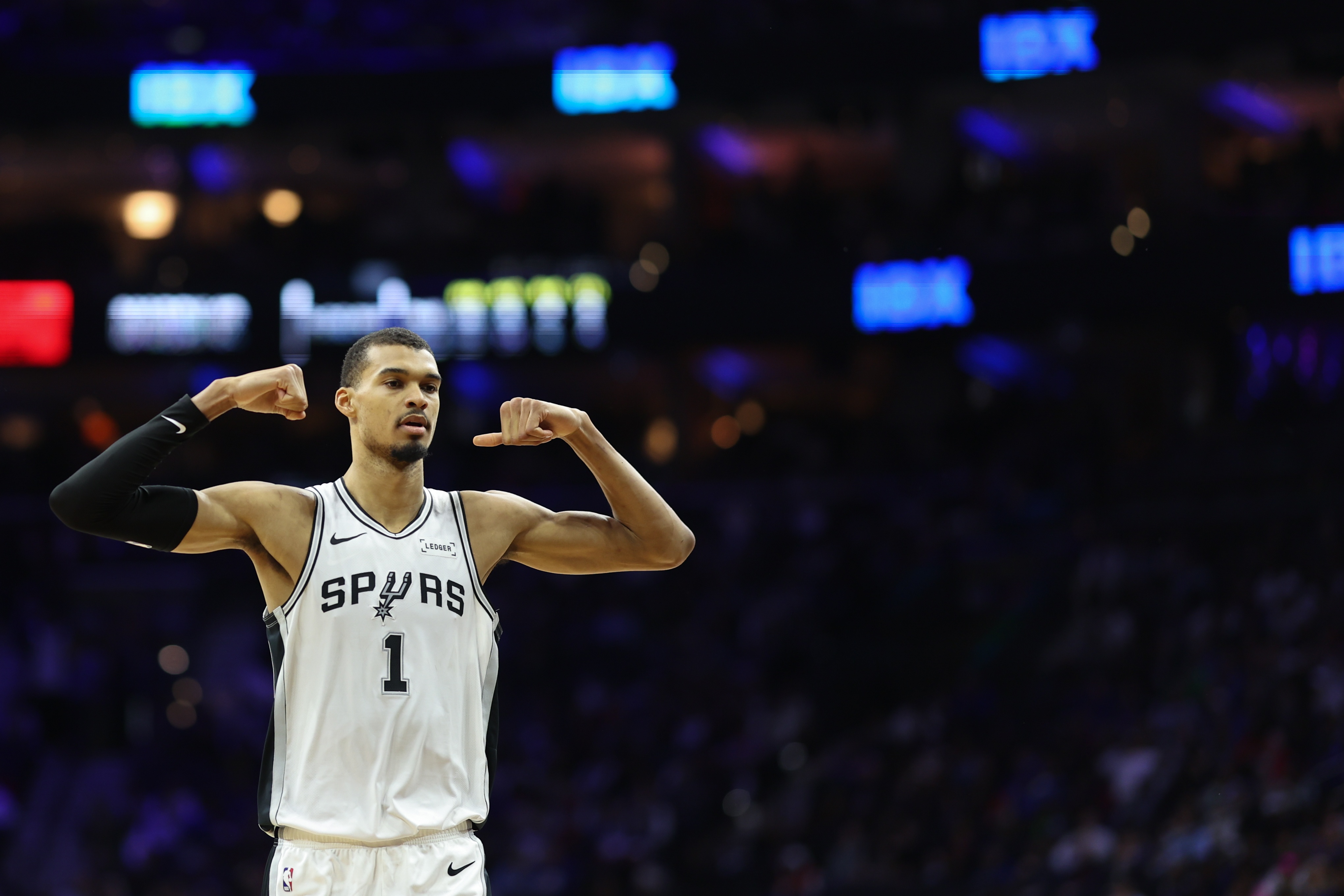 文班亚马前场篮板6比3完爆灰熊全队 马刺大胜25分 文班亚马前场篮板6比3完爆灰熊全队 马刺大胜25分