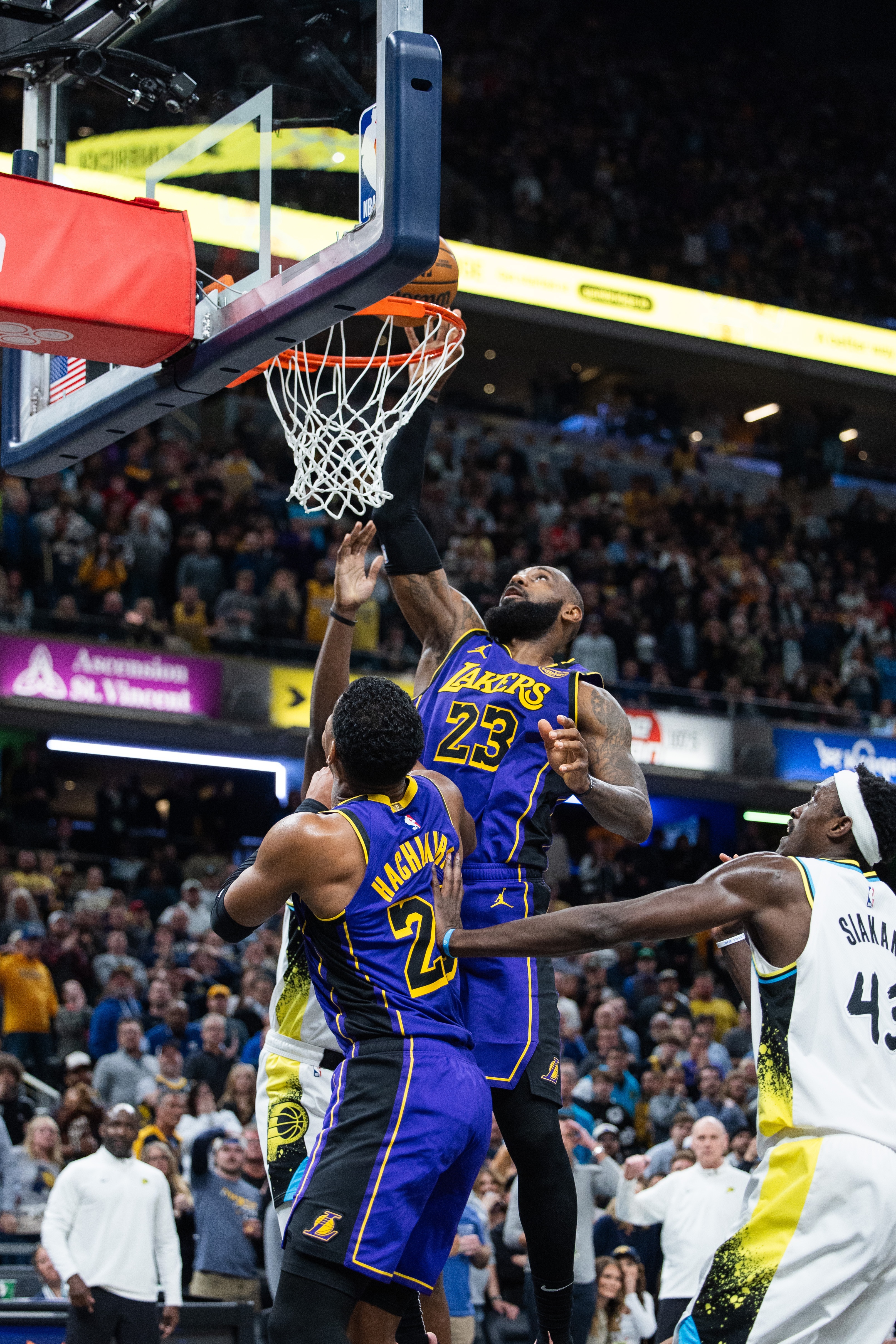 40岁詹姆斯压哨补篮绝杀 湖人1分险胜步行者 40岁詹姆斯压哨补篮绝杀 湖人1分险胜步行者