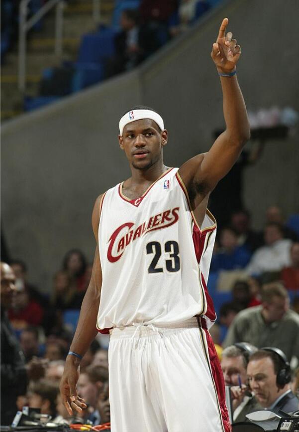 布泽尔忆03骑士合练 新秀詹姆斯的统治力从第一天起就无需证明