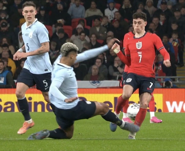 友谊赛阿劳霍飞铲福登引争议 英格兰球迷社交媒体围攻