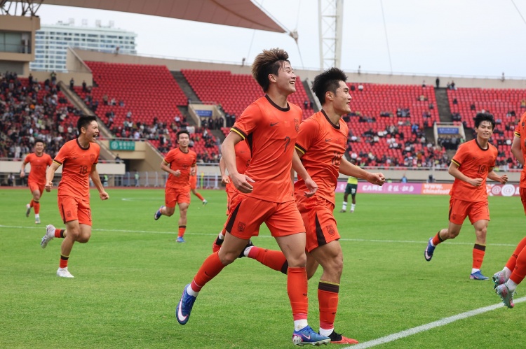 U19国足首秀10397人见证 杨铭锐补射一锤定音 U19国足首秀10397人见证 杨铭锐补射一锤定音