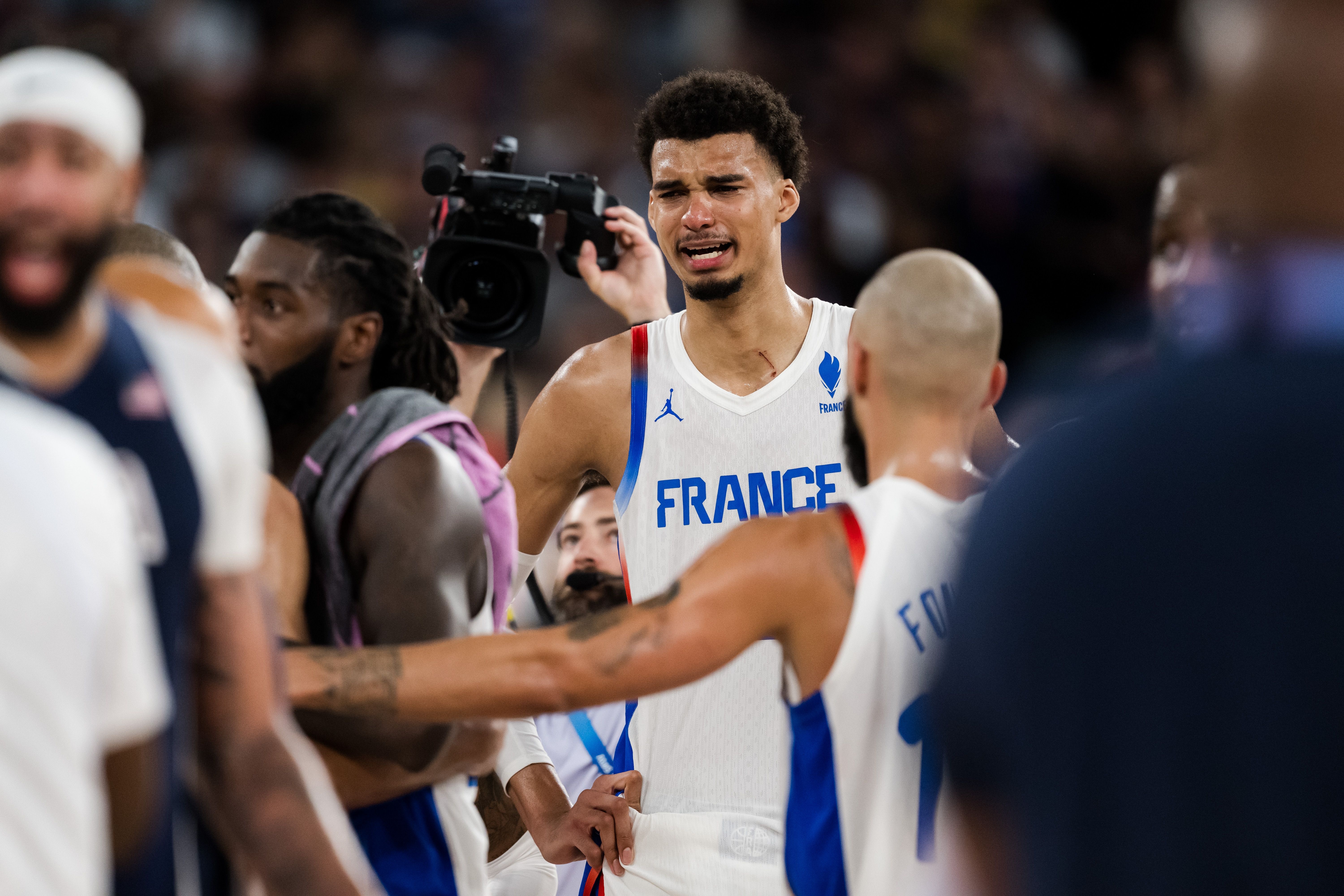 韦德解读文班奥运银牌表情 20岁新星不满输詹杜库