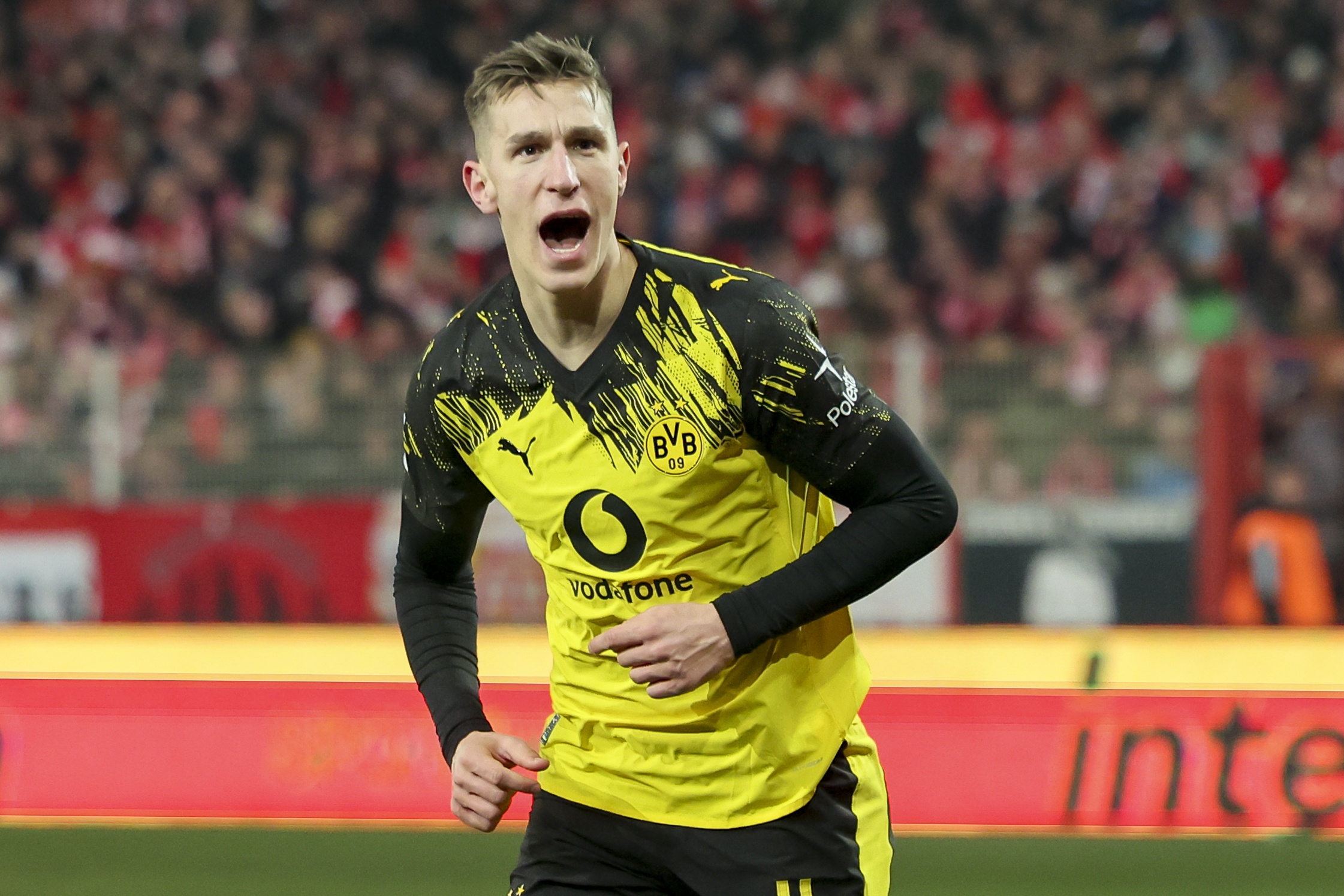 多特锁定防线基石 施洛特贝克顶薪续约至2031