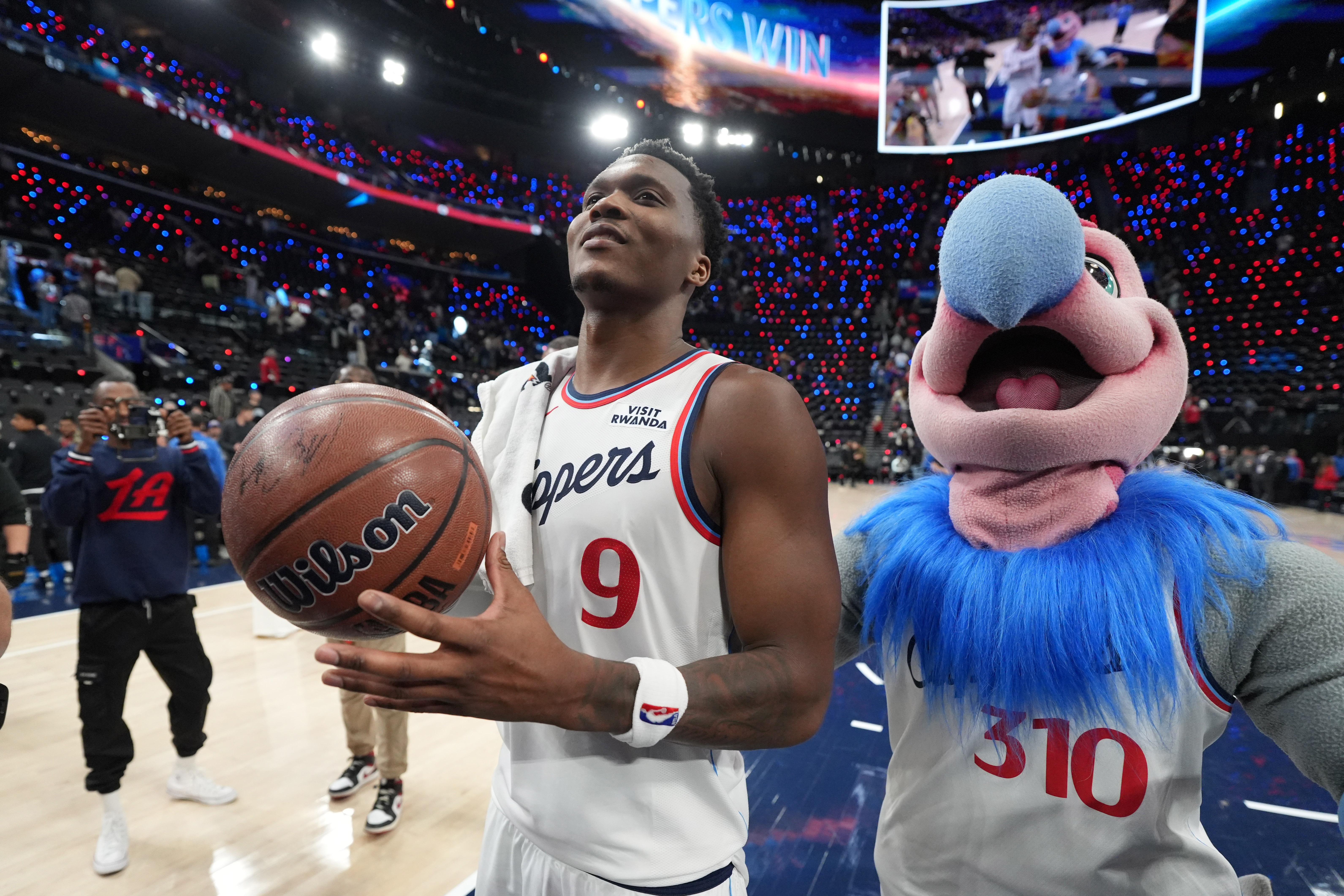 快船客场轻取雄鹿 伦纳德20+8率队三节奠定胜局