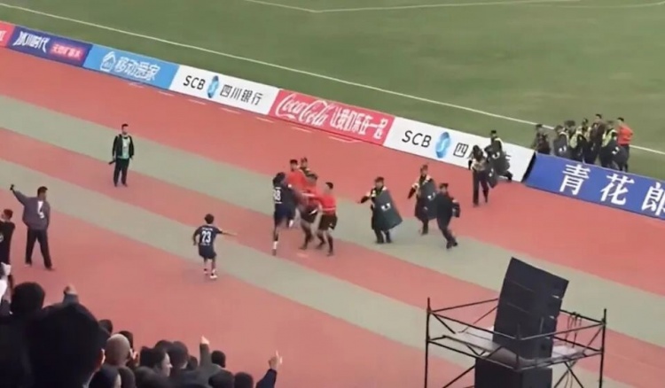 暴力飞踹裁判 球员日火瓦体禁赛范围扩至全国