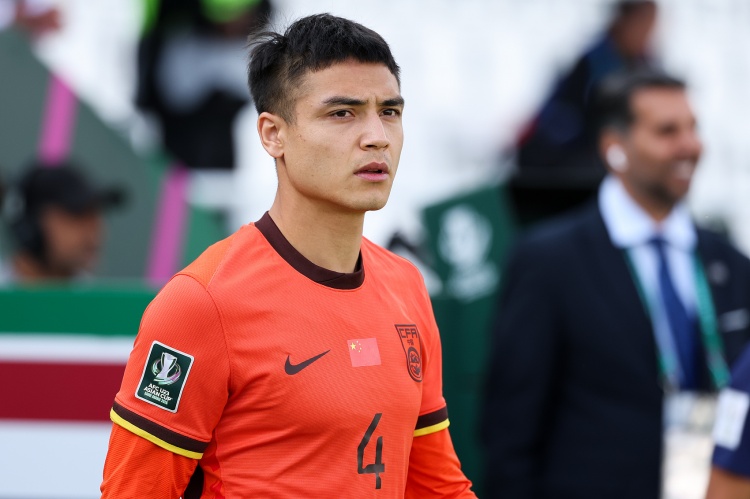 国足战喀麦隆或变阵五后卫 吾米提江黄政宇增补防线 国足战喀麦隆或变阵五后卫 吾米提江黄政宇增补防线