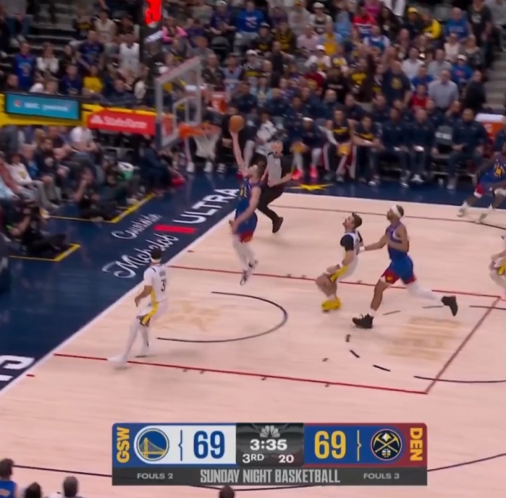 科尔场边暴怒 波杰姆无视波津空位选择强投酿反击 科尔场边暴怒 波杰姆无视波津空位选择强投酿反击