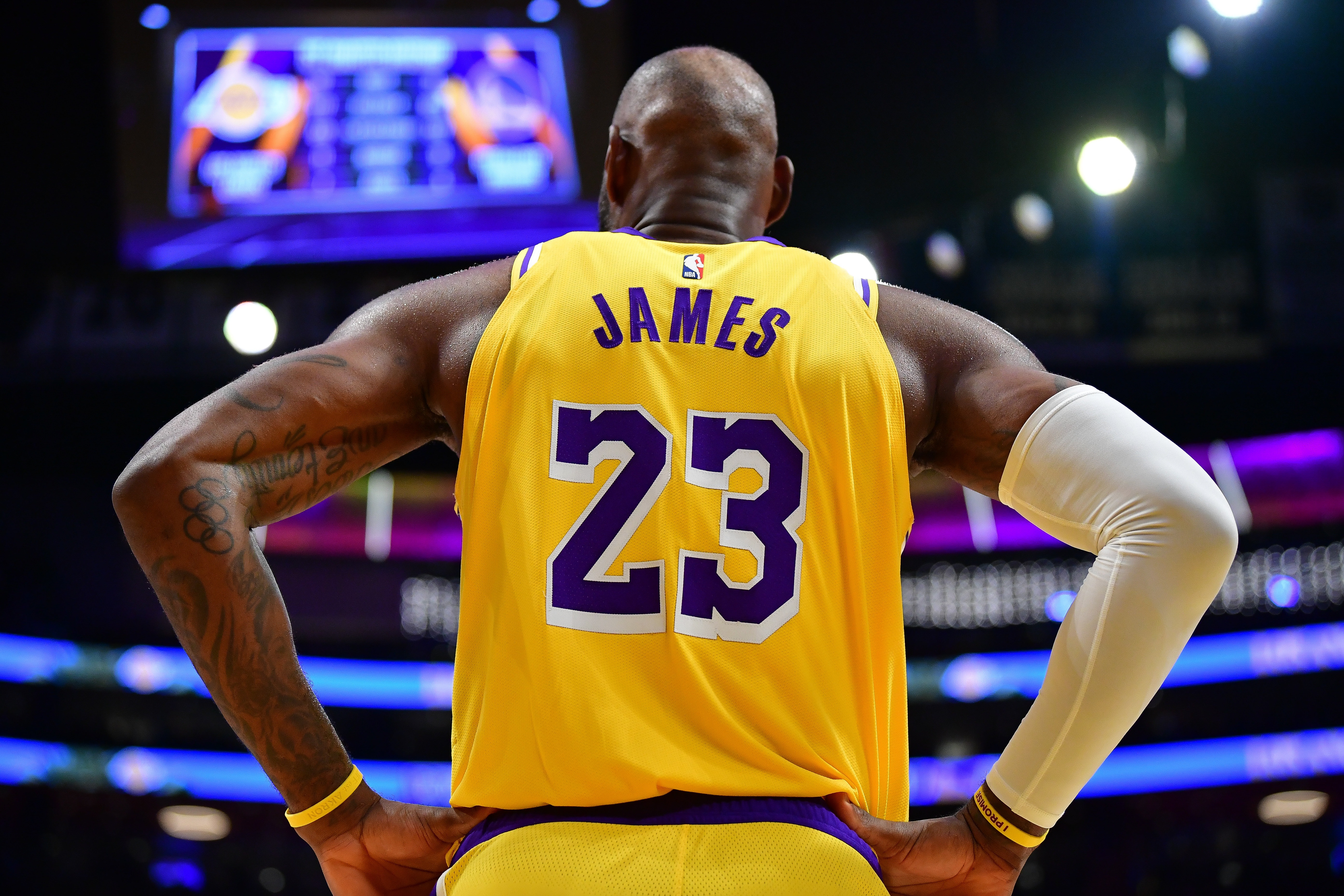 湖人休赛期唯一补强窗口 里夫斯合同成关键杠杆 詹姆斯940万或离队