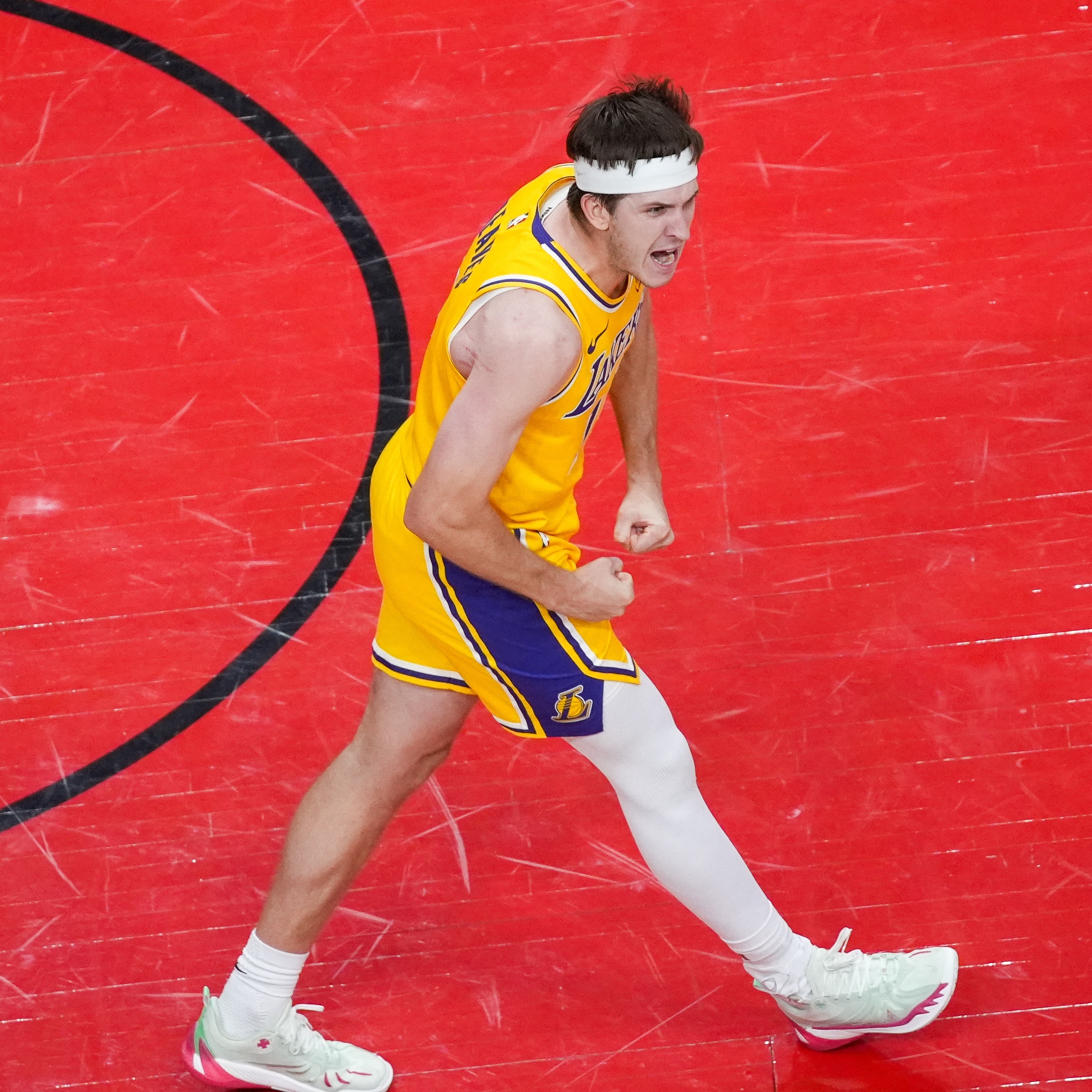 湖人休赛期唯一补强窗口 里夫斯合同成关键杠杆 詹姆斯940万或离队