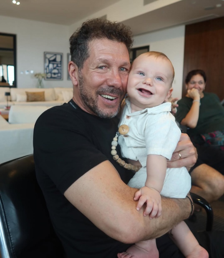 国际比赛日西蒙尼返阿 家庭合影三代同堂 国际比赛日西蒙尼返阿 家庭合影三代同堂