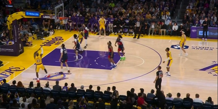 詹姆斯首节连取6分 滑翔拉杆展现身体控制 詹姆斯首节连取6分 滑翔拉杆展现身体控制