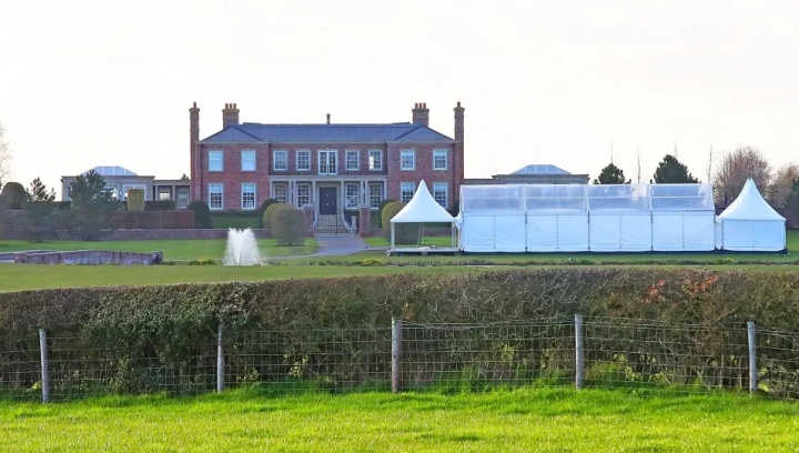 鲁尼柴郡豪宅搭建大型帐篷 为妻子科琳筹备40岁生日庆典 鲁尼柴郡豪宅搭建大型帐篷 为妻子科琳筹备40岁生日庆典