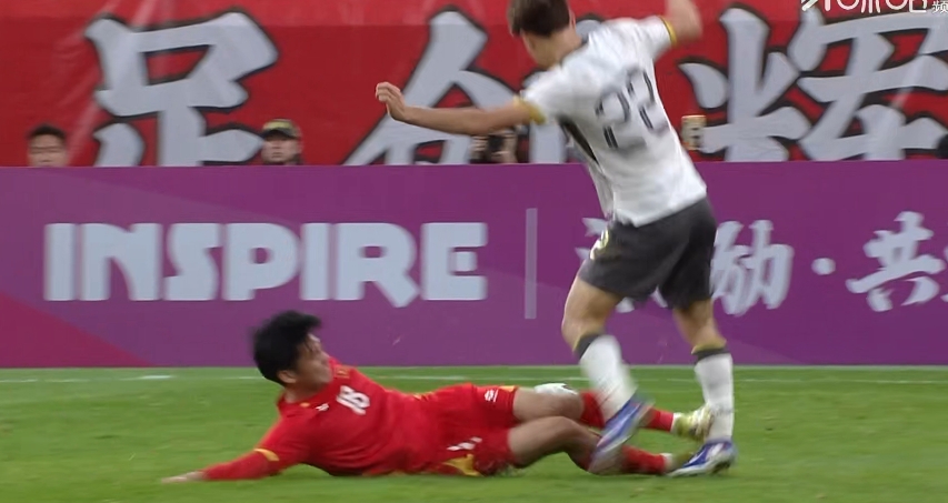 越南U23球员高危动作 毛伟杰遭鞋钉飞铲痛苦倒地