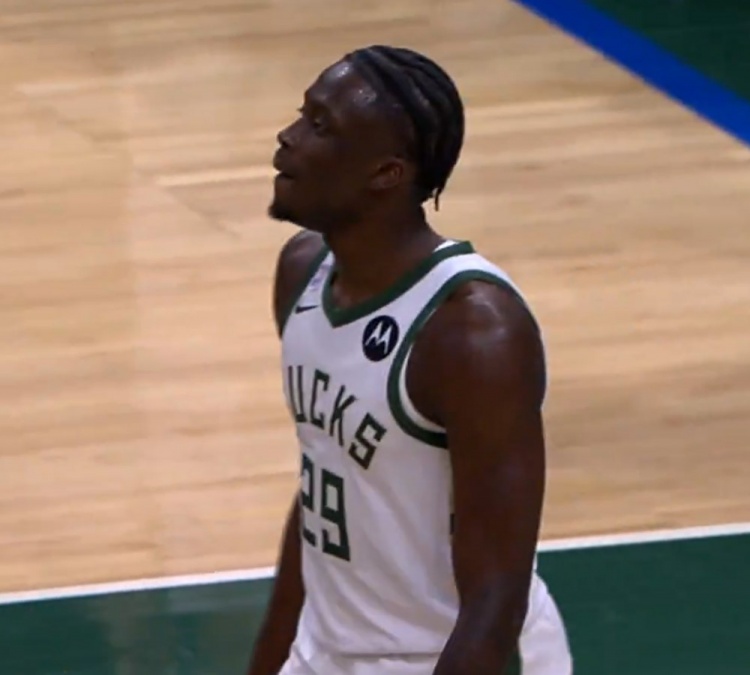 字母弟雄鹿首秀获3分 字母哥自曝紧张到手心出汗