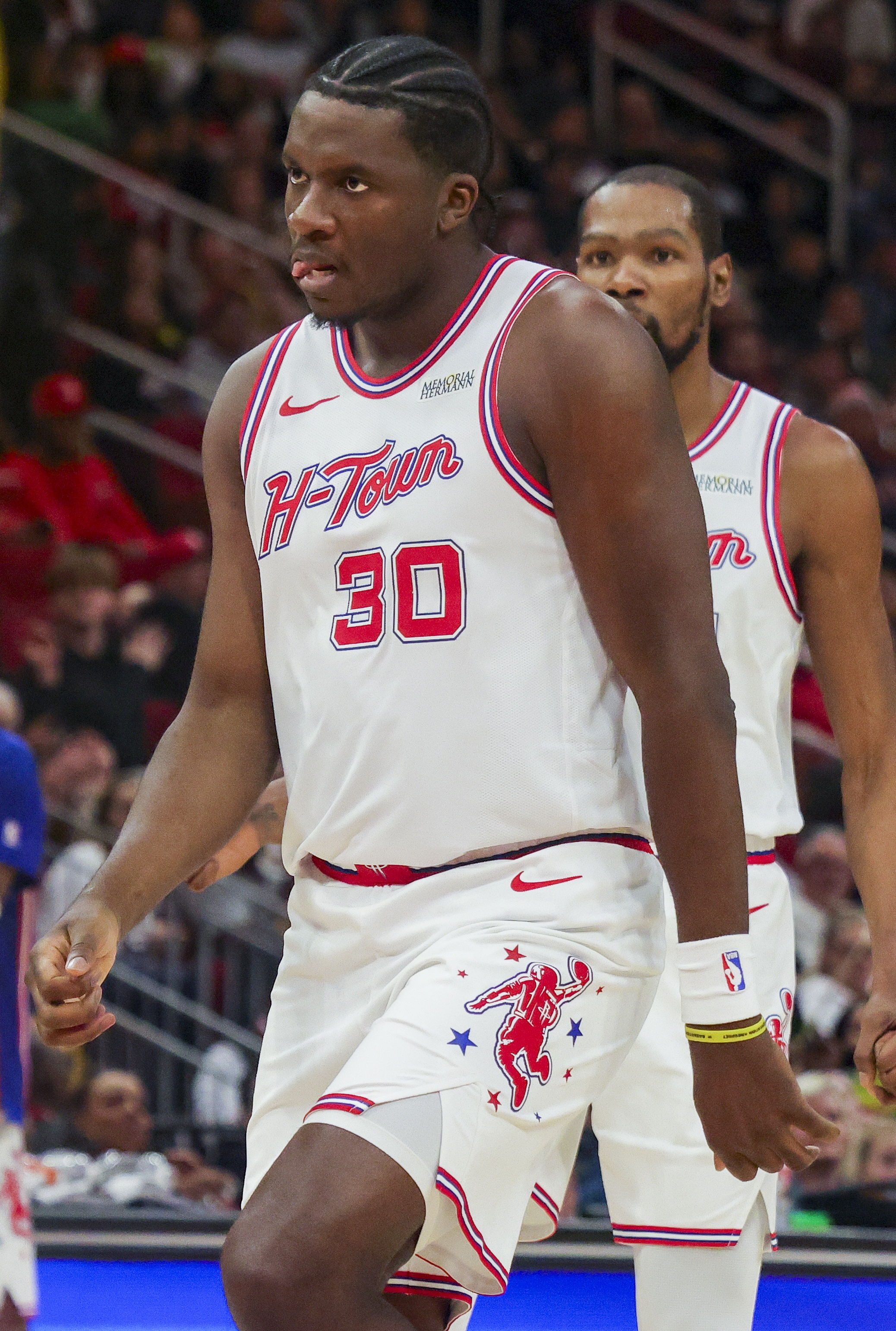 火箭半场仅3失误压制雄鹿 杜兰特卡佩拉各占其一 火箭半场仅3失误压制雄鹿 杜兰特卡佩拉各占其一