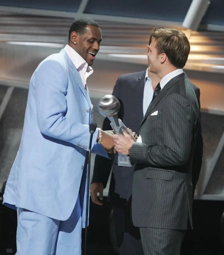 布雷迪称詹姆斯打NFL也能打23年 赞其场内场外为人 布雷迪称詹姆斯打NFL也能打23年 赞其场内场外为人