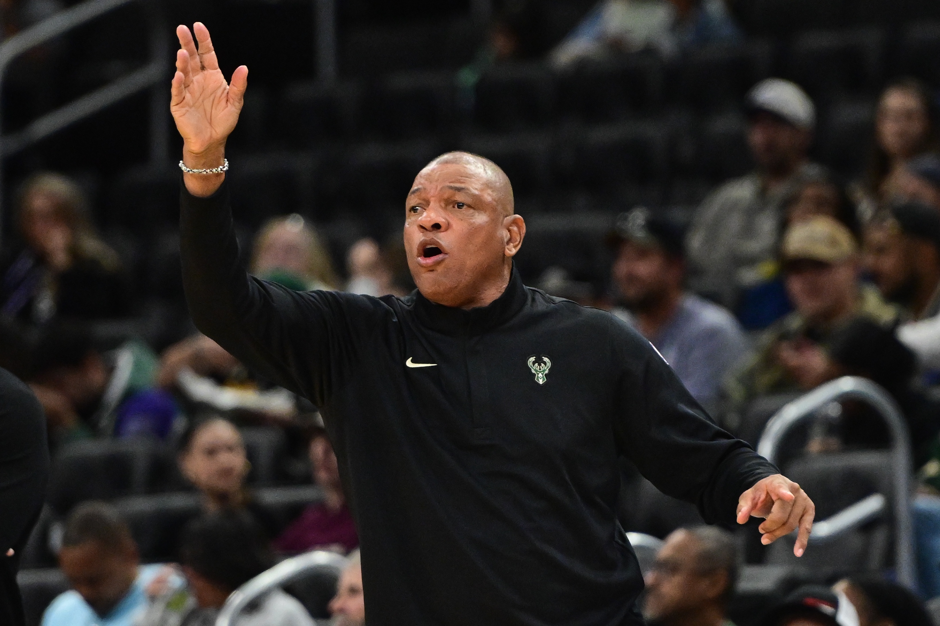 雄鹿第三节三分雨难掩两分冰点 单节外线15中10仍落后火箭