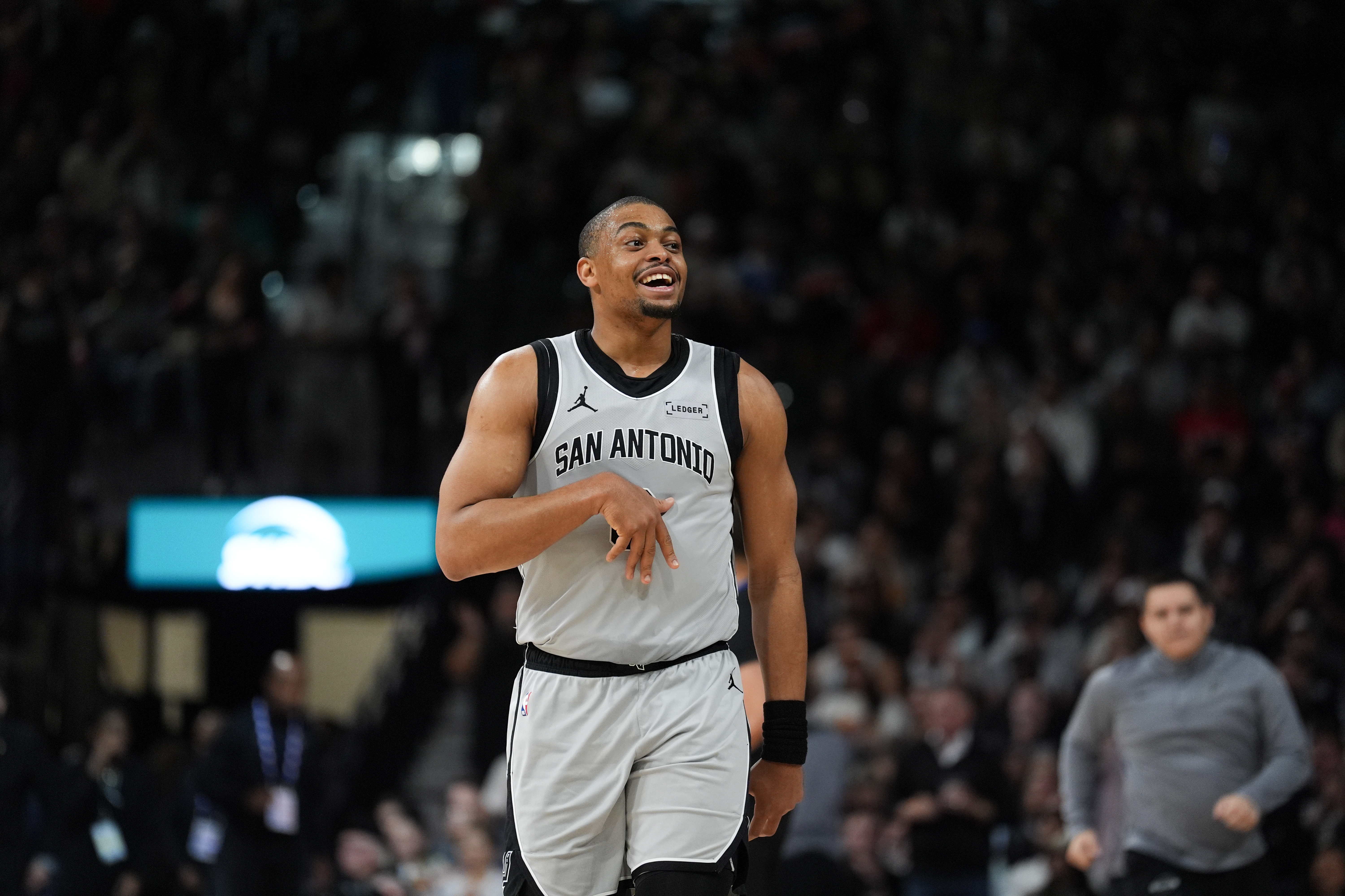 哈珀盛赞凯尔登年度第六人表现 马刺替补双枪合砍32分轻取快船