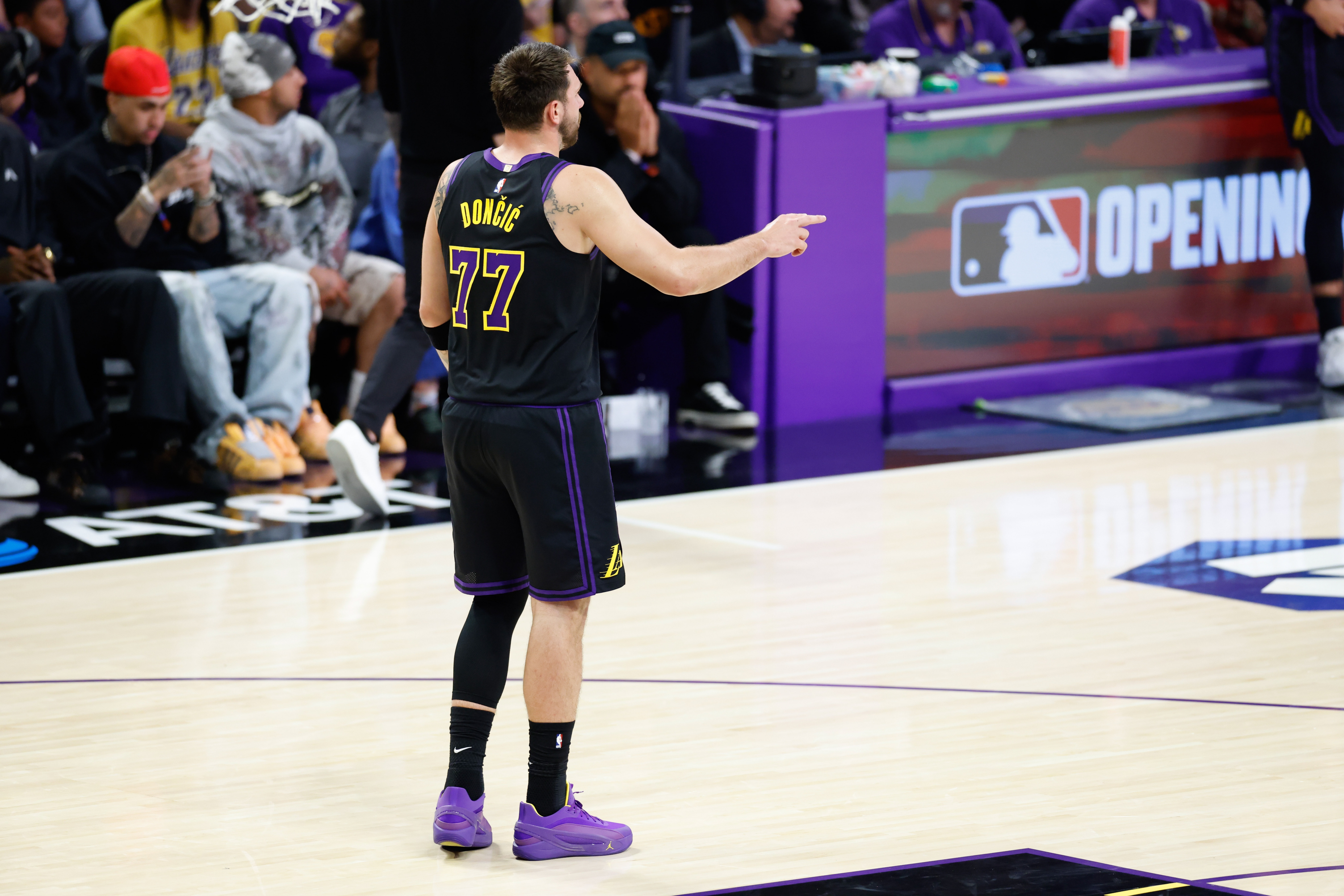 东契奇伤退MVP竞争出局 亚历山大获奖前景明朗