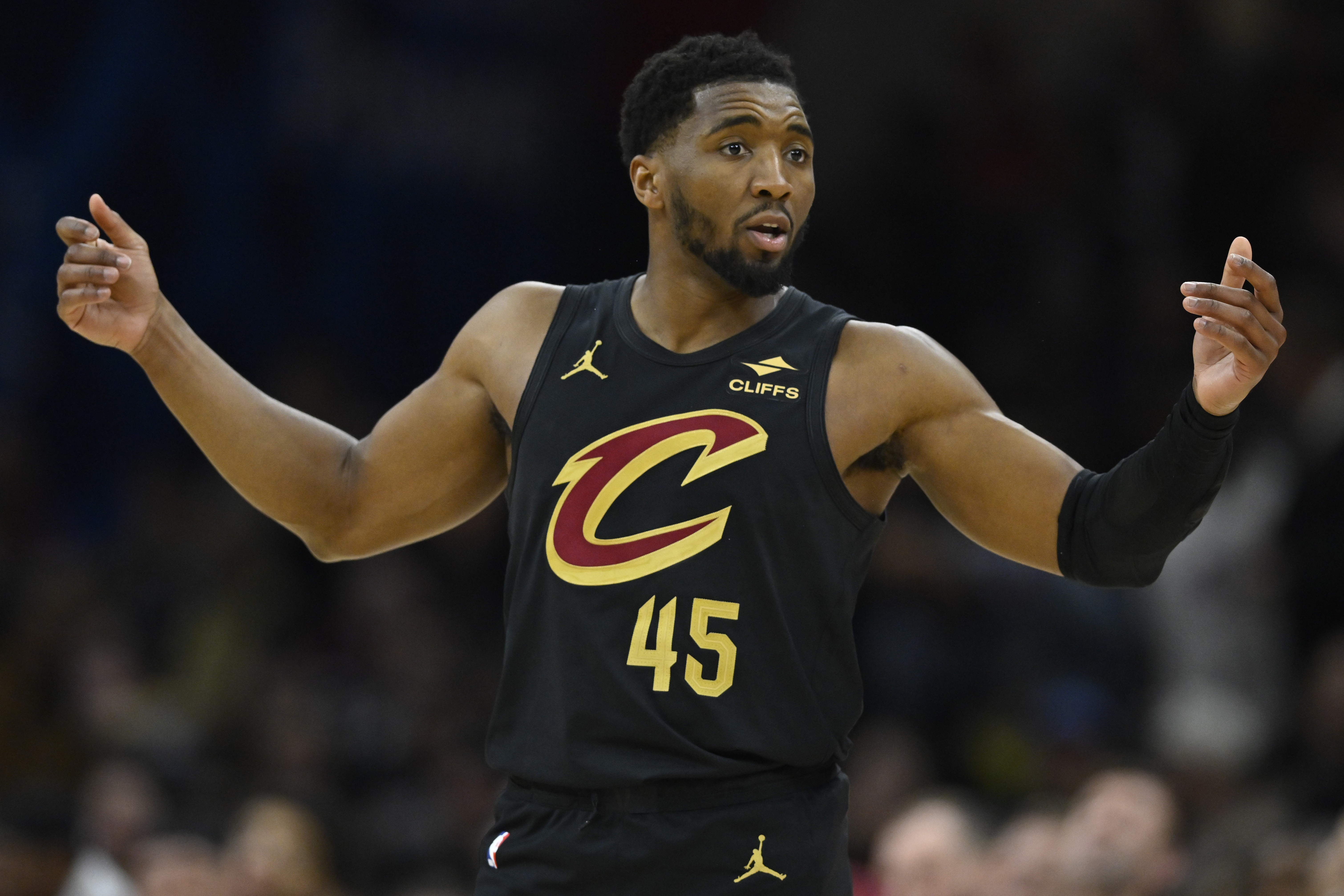 米切尔半场12分4失误 骑士领先勇士7分