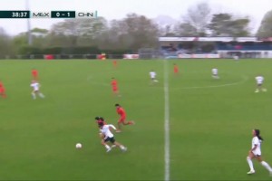 十人作战守住平局 U16女足小组赛不败收官