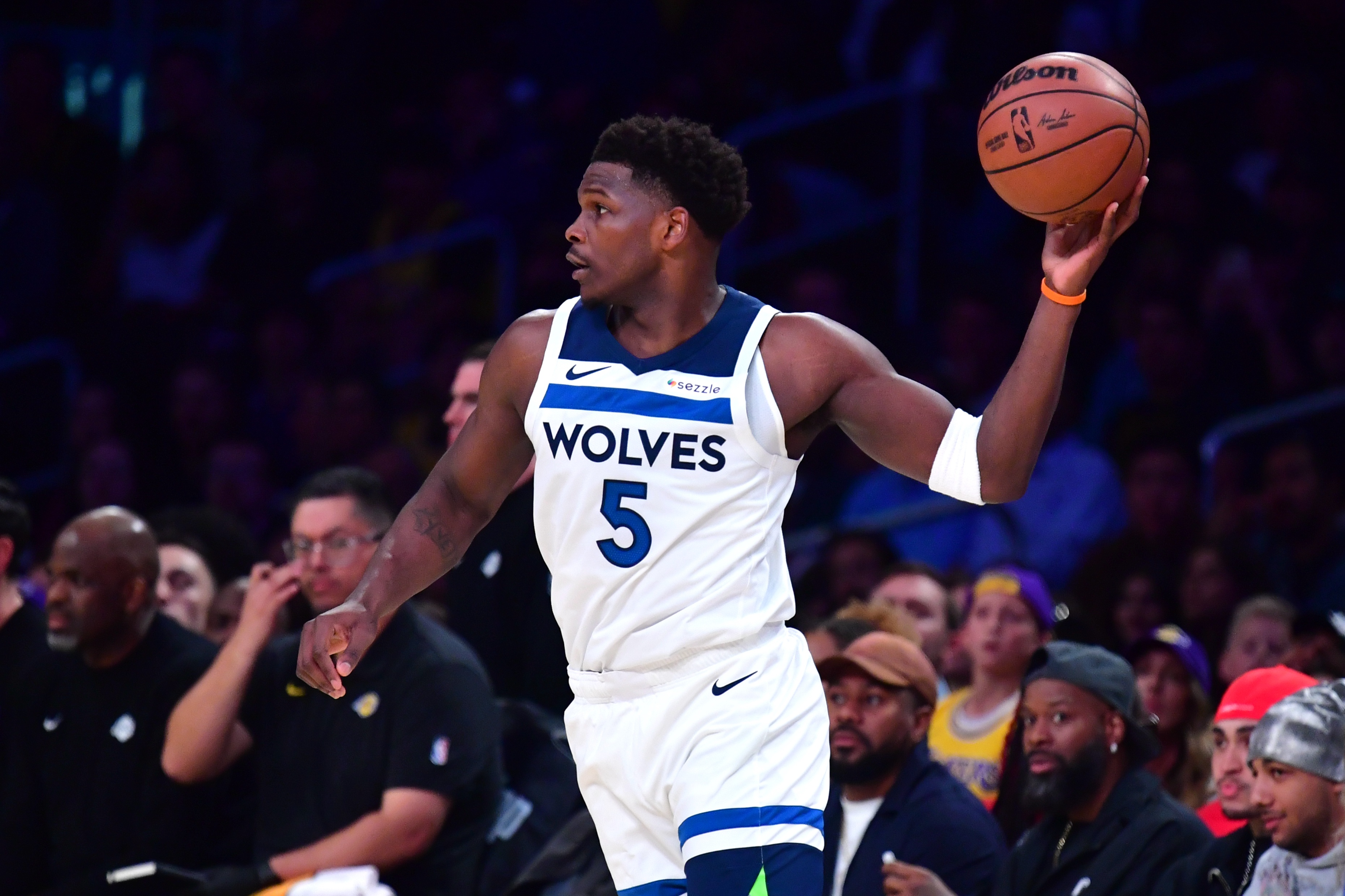 爱德华兹膝伤无碍可出战76人 场均29.3分核心回归