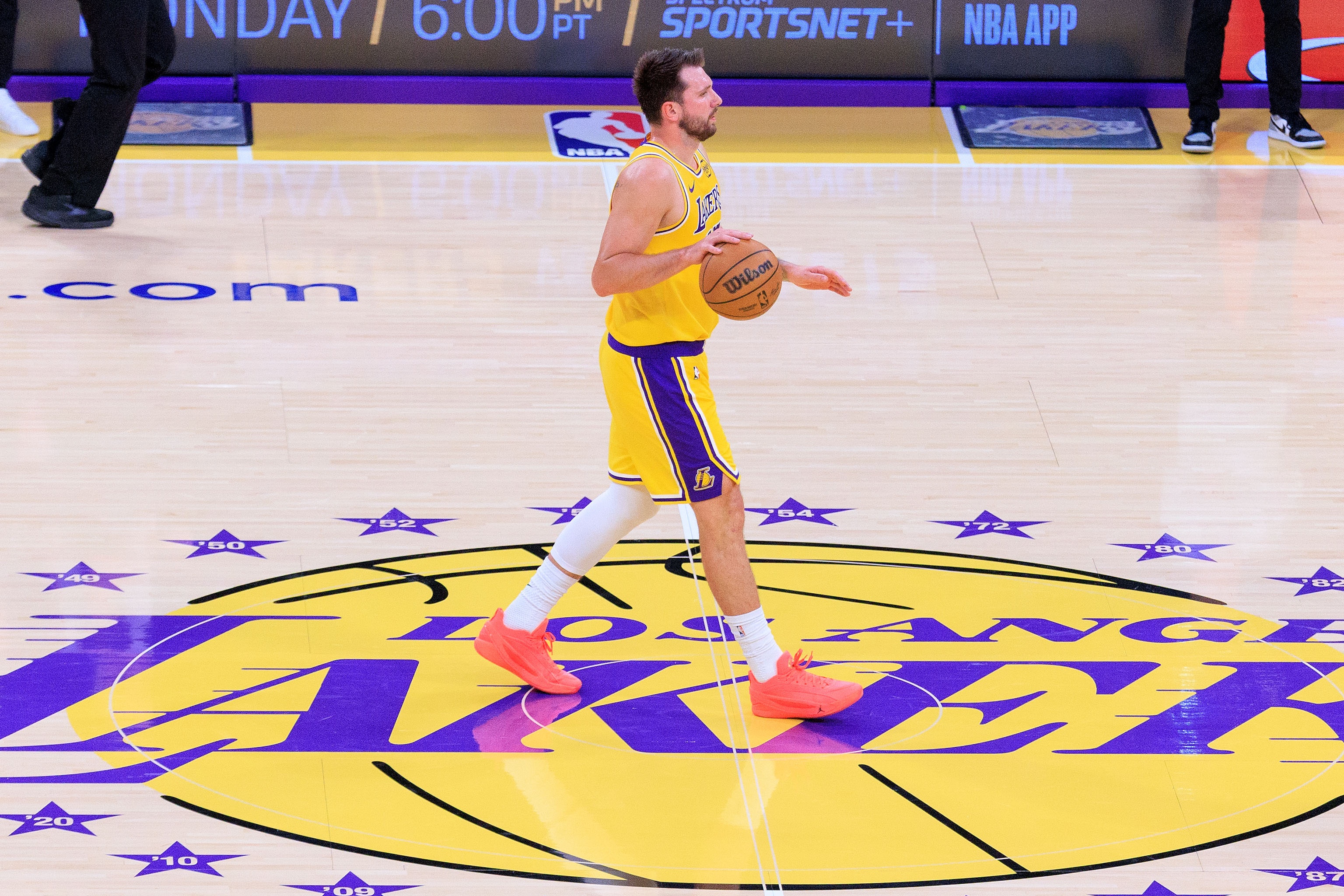 东契奇左腿筋二级拉伤常规赛报销 季后赛暂无复出时间表