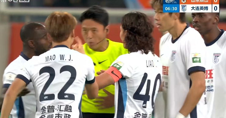 德尔加多争议动作锁喉毛伟杰 当值主裁未予出牌