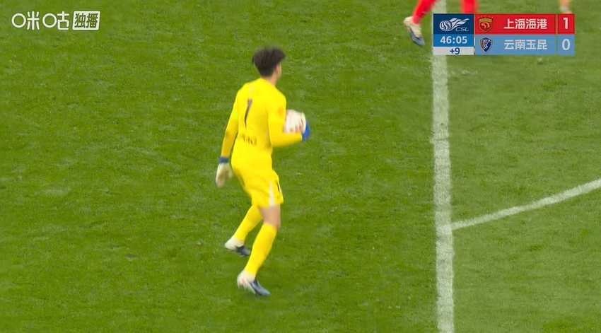 VAR介入六分钟判罚越位 海港战玉昆半场补时九分钟