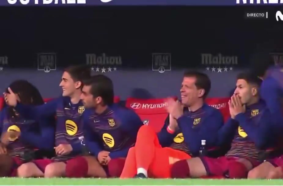 冈萨雷斯手球染黄引巴萨替补席哄笑 半场补时铲人直红离场 冈萨雷斯手球染黄引巴萨替补席哄笑 半场补时铲人直红离场