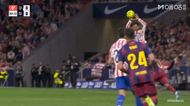 冈萨雷斯手球染黄引巴萨替补席哄笑 半场补时铲人直红离场 冈萨雷斯手球染黄引巴萨替补席哄笑 半场补时铲人直红离场