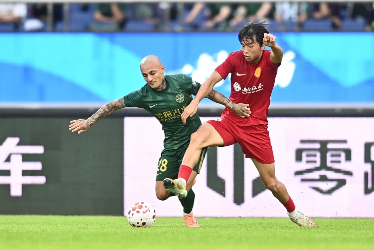 李镇全全场锁死米特里策 浙江外援心态失衡染红离场