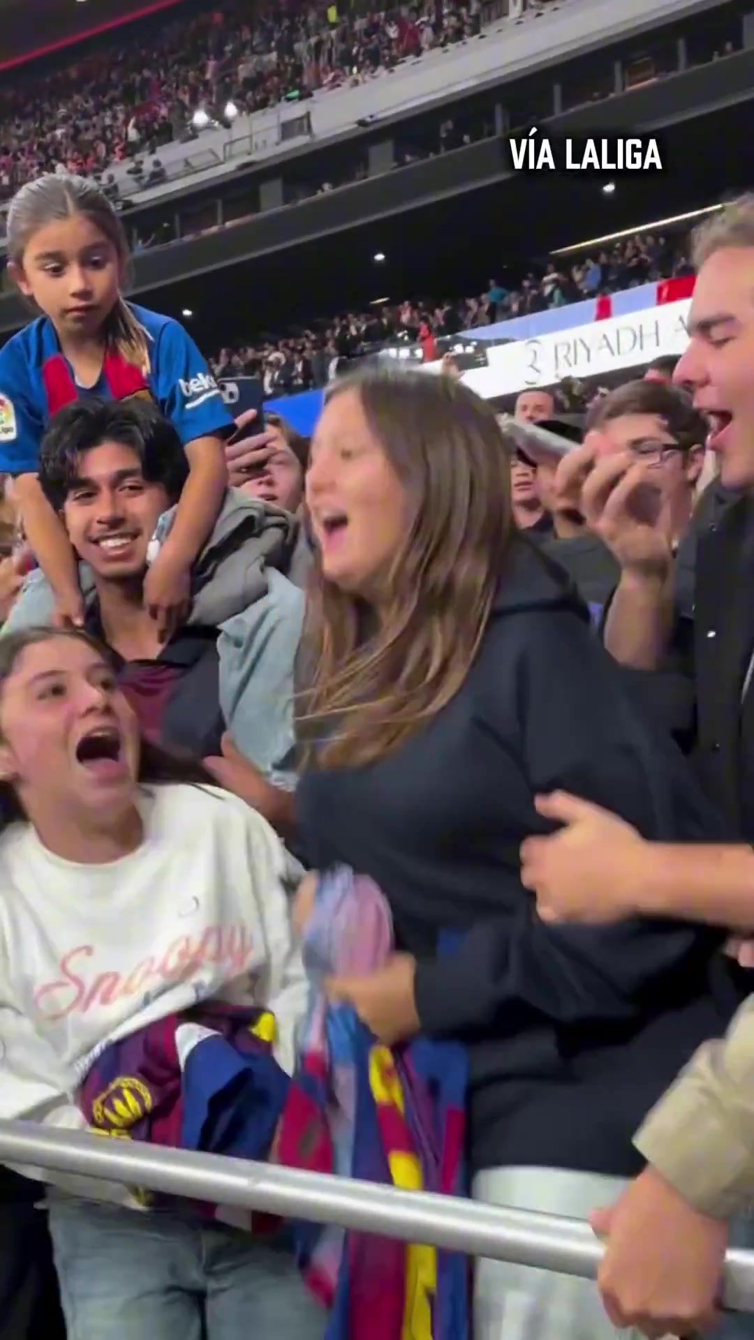 巴萨客胜马竞 加维赛后赠衣引球迷欢呼