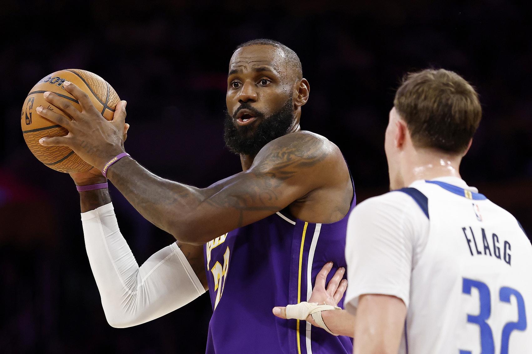 弗拉格背靠背45+力压詹姆斯准三双 独行侠主场击退湖人 弗拉格背靠背45+力压詹姆斯准三双 独行侠主场击退湖人