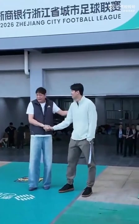 吴越杯揭幕战嘉兴主场迎战衢州 范志毅汪顺场边同框 吴越杯揭幕战嘉兴主场迎战衢州 范志毅汪顺场边同框