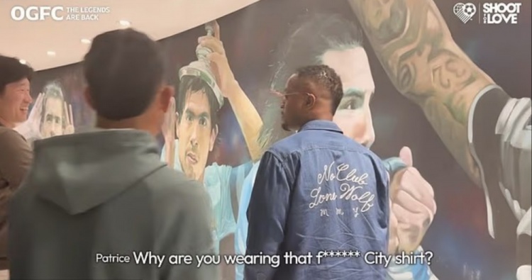 埃弗拉朴智星造访特维斯豪宅 前曼联队友嘲讽曼城球衣