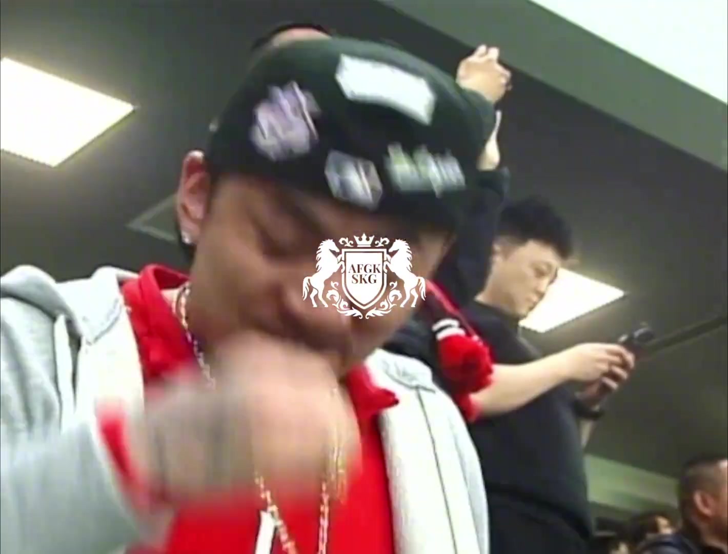 韦世豪跨界联名马思唯 拜合拉木参与拍摄