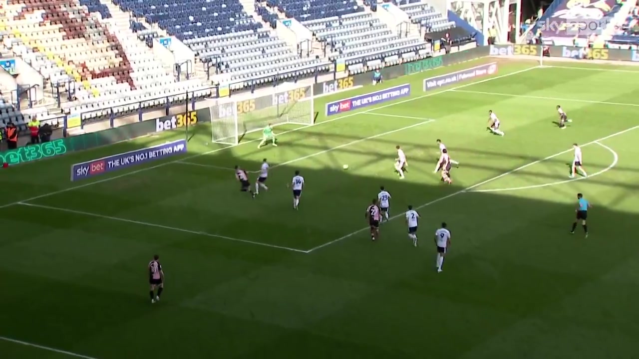 英冠补时惊现诡异乌龙 普雷斯顿后卫解围踢呲自毁好局