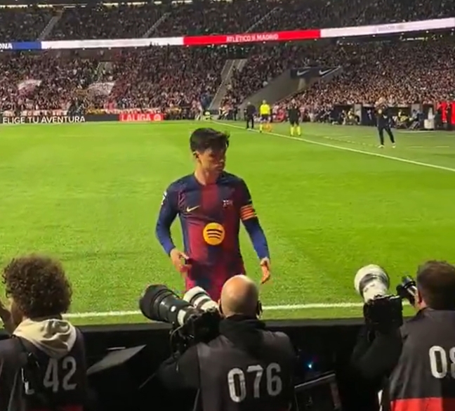 佩德里赛场误认光头为足球 紧急寻球闹出插曲