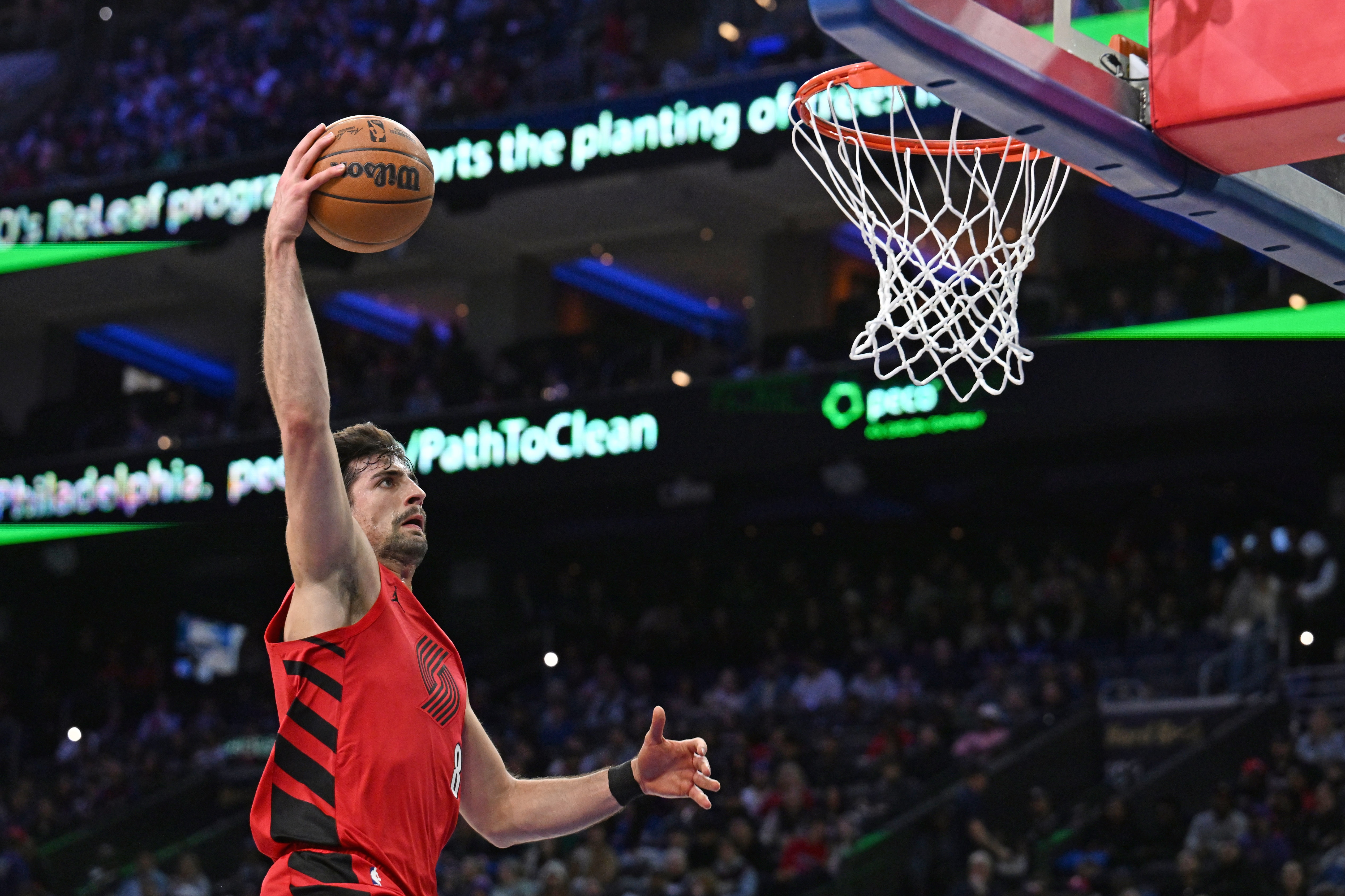 阿夫迪亚半场6中1取10分 罚球8中8撑起进攻 阿夫迪亚半场6中1取10分 罚球8中8撑起进攻