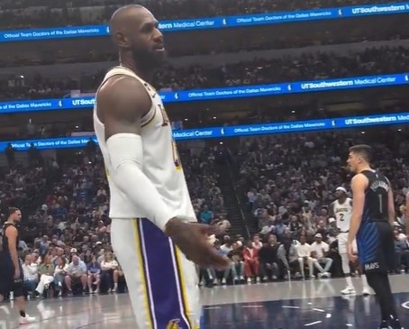 詹姆斯场边对话球迷 直言仍能掌控比赛但被球队搁置