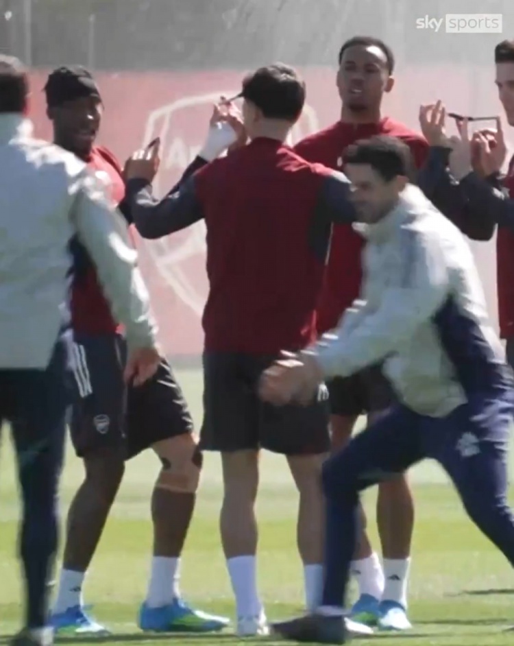 阿森纳训练惊现钢笔道具 阿尔特塔称传递内部信息