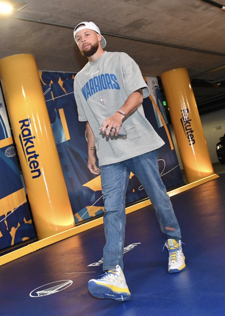 库里赛前上脚詹姆斯十代战靴 经典鞋款见证对手冠军征程