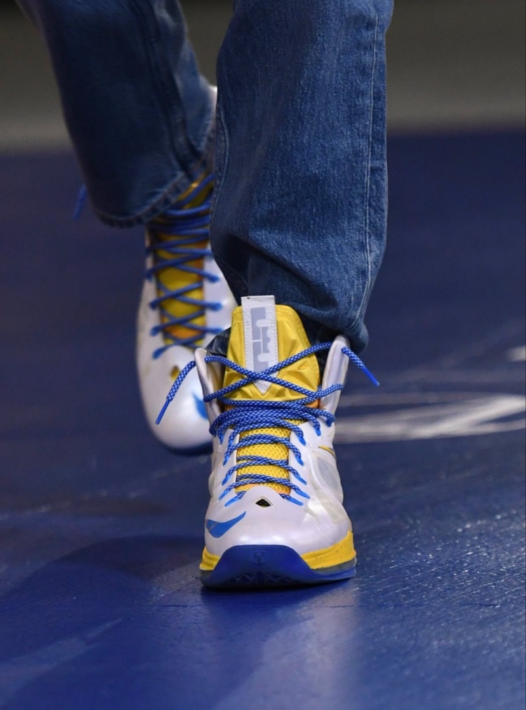 库里赛前上脚詹姆斯十代战靴 经典鞋款见证对手冠军征程