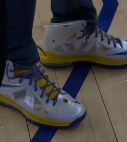 库里赛前着詹姆斯十代战靴入场 与詹姆斯场边交谈