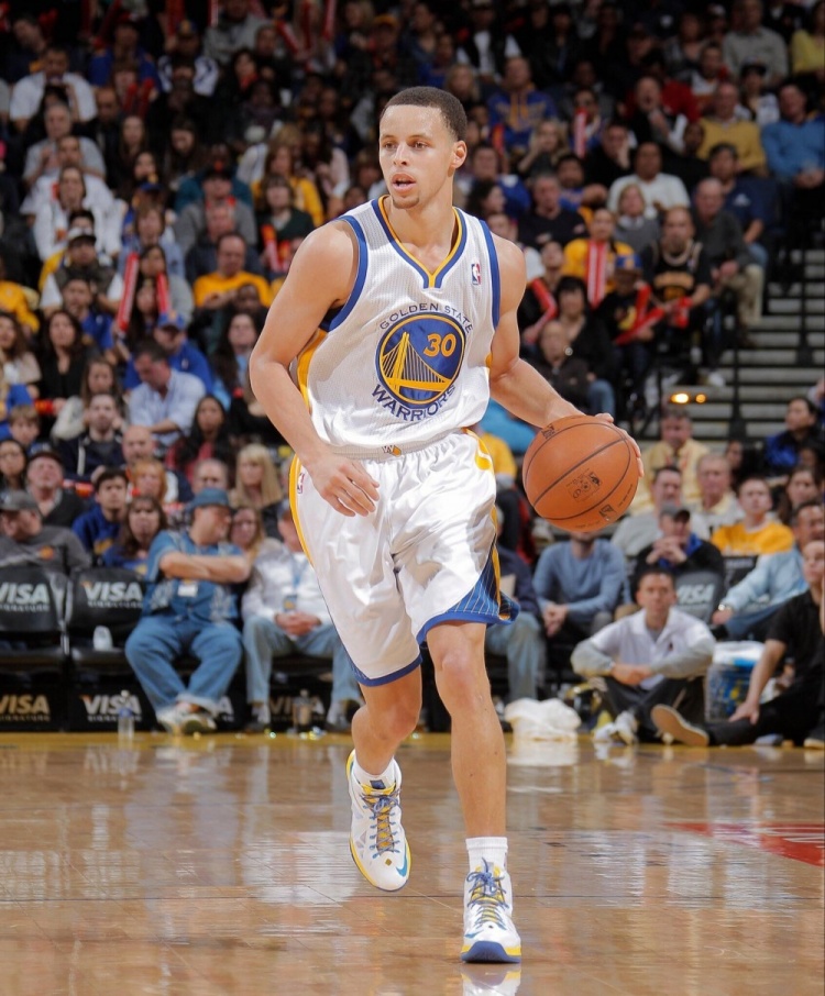 詹姆斯赛后笑谈库里穿詹10代 称其从保险柜取出