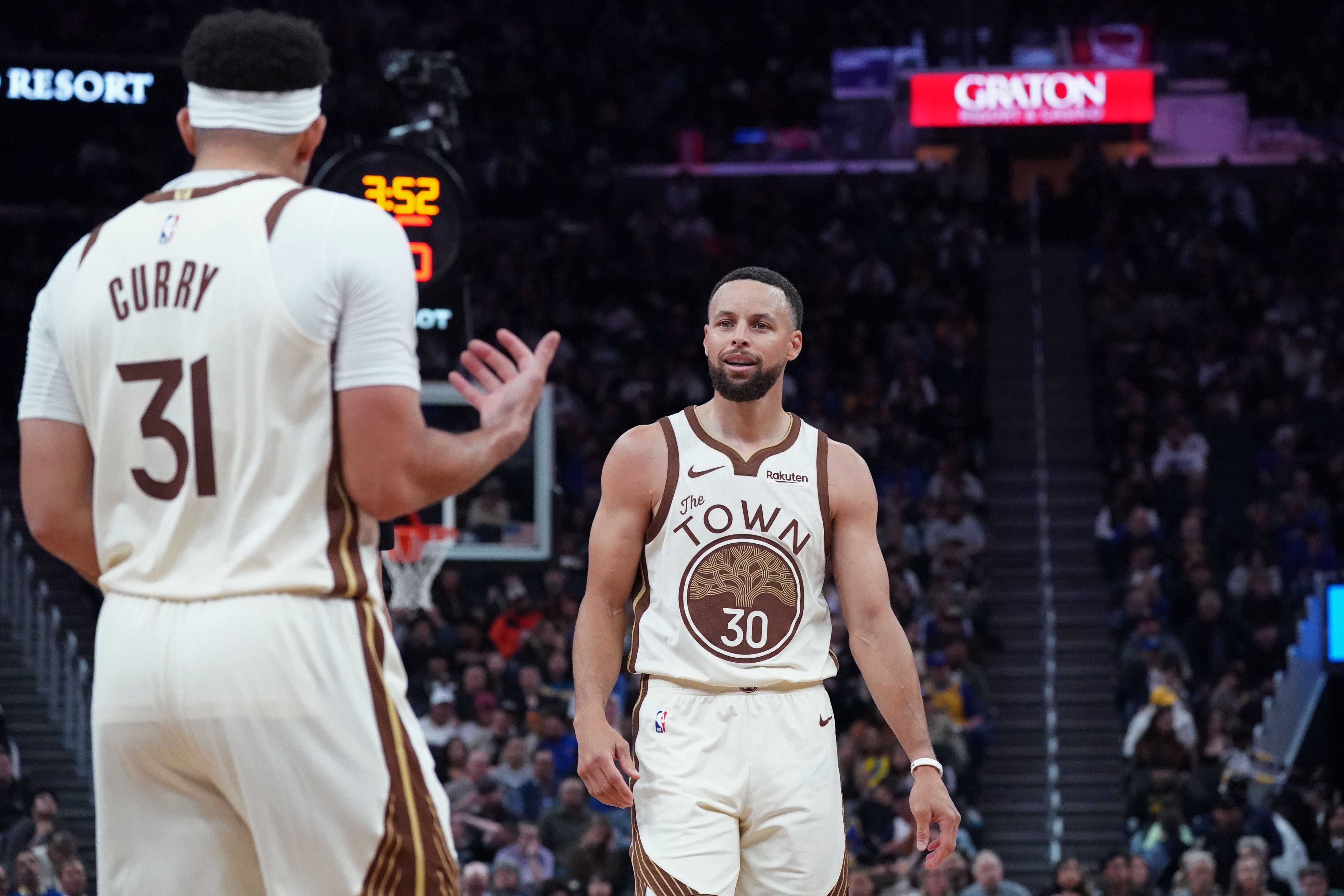 常规赛收官战报：湖人轻取太阳锁定第三 火箭八连胜紧追掘金