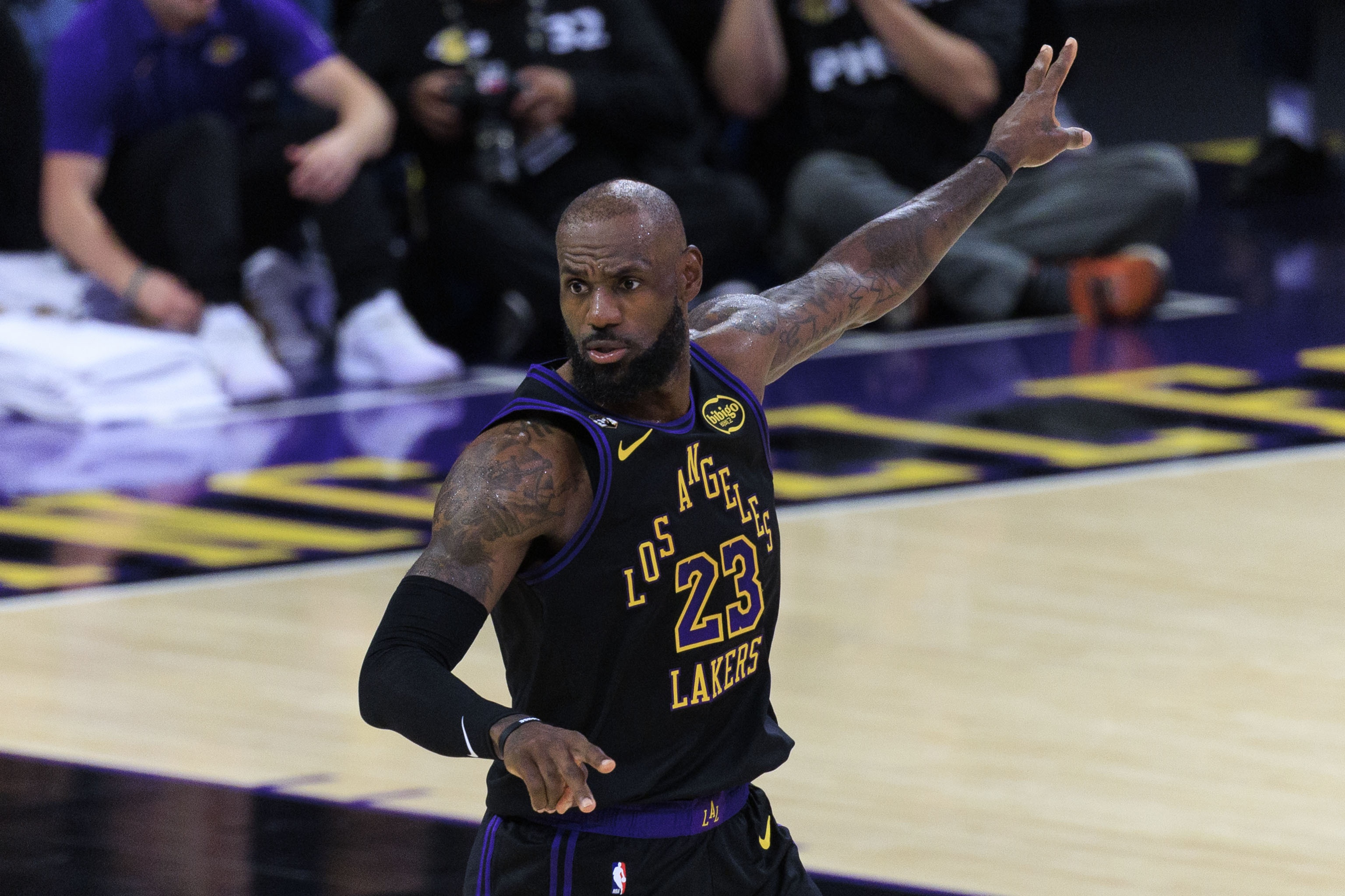 詹皇背靠背统治攻防 湖人锁定前四主场优势