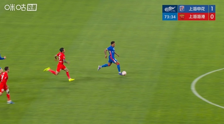 拉唐半场奔袭单刀遭颜骏凌封堵 海港防线险酿大错 拉唐半场奔袭单刀遭颜骏凌封堵 海港防线险酿大错